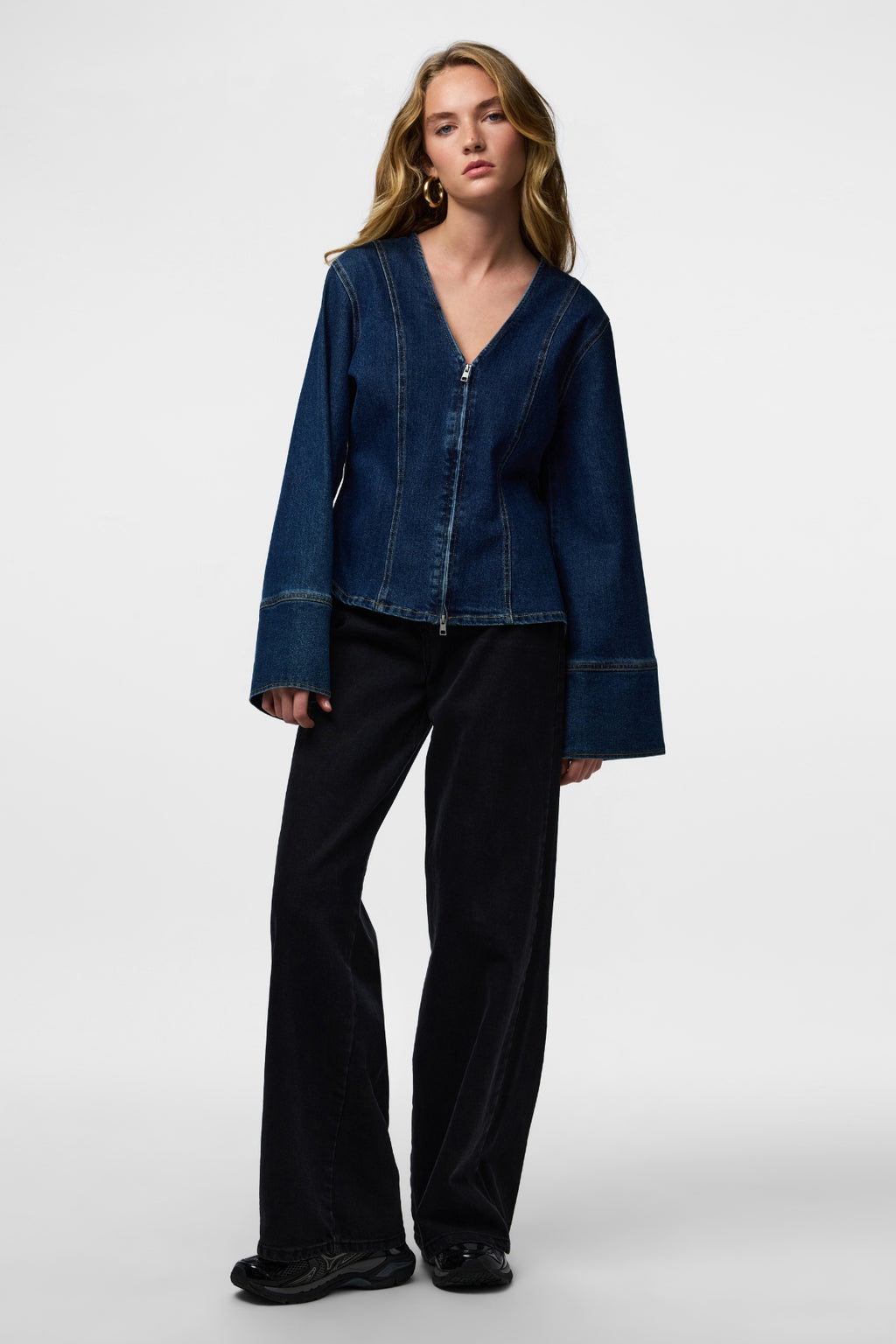 Flora džinsiniai marškinėliai – tamsiai mėlyni džinsai