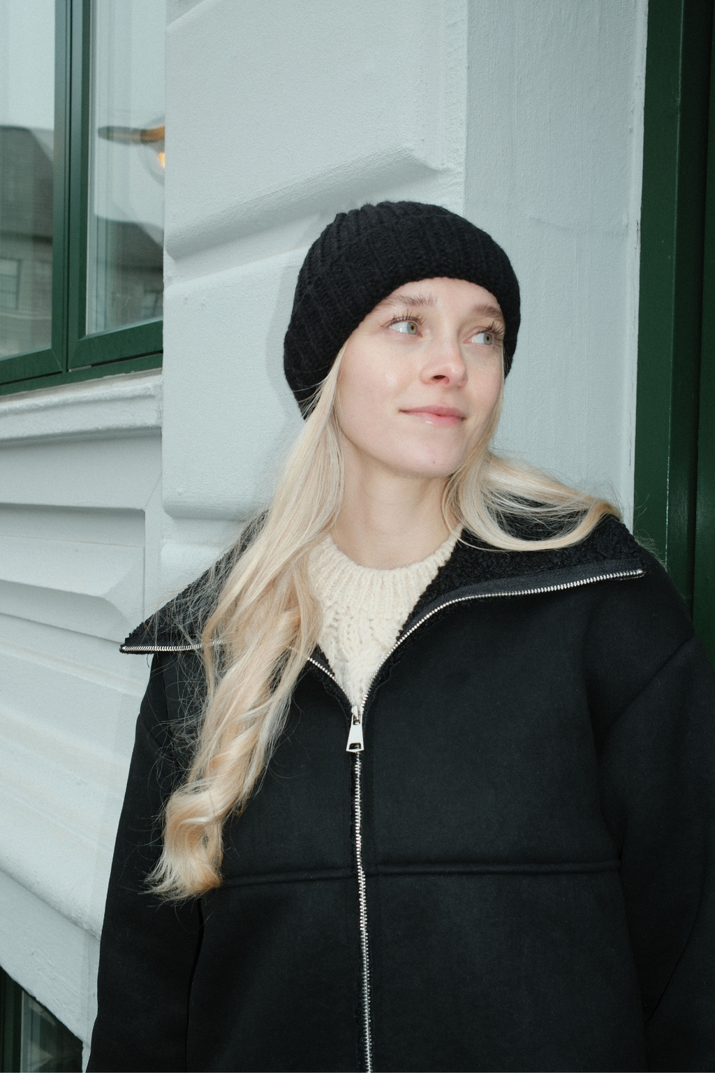 Megztinė kepurė su šonkauliais - Juoda