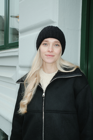Megztinė kepurė su šonkauliais - Juoda