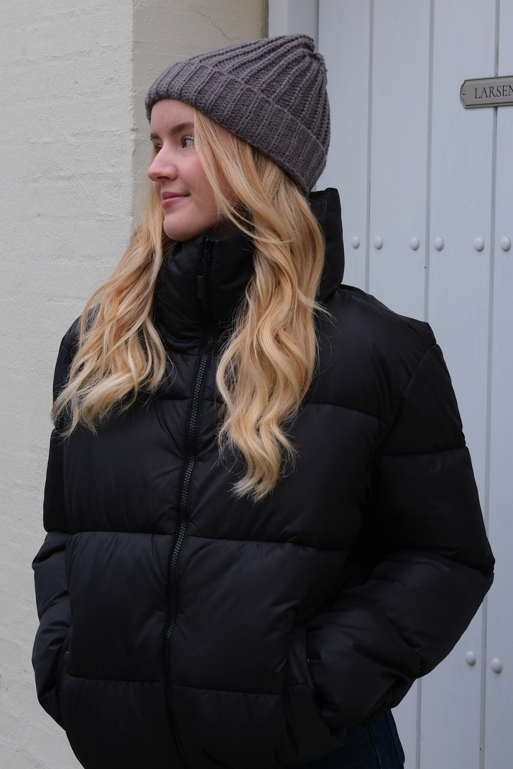 Megztinė kepurė su briaunomis - tamsiai pilka