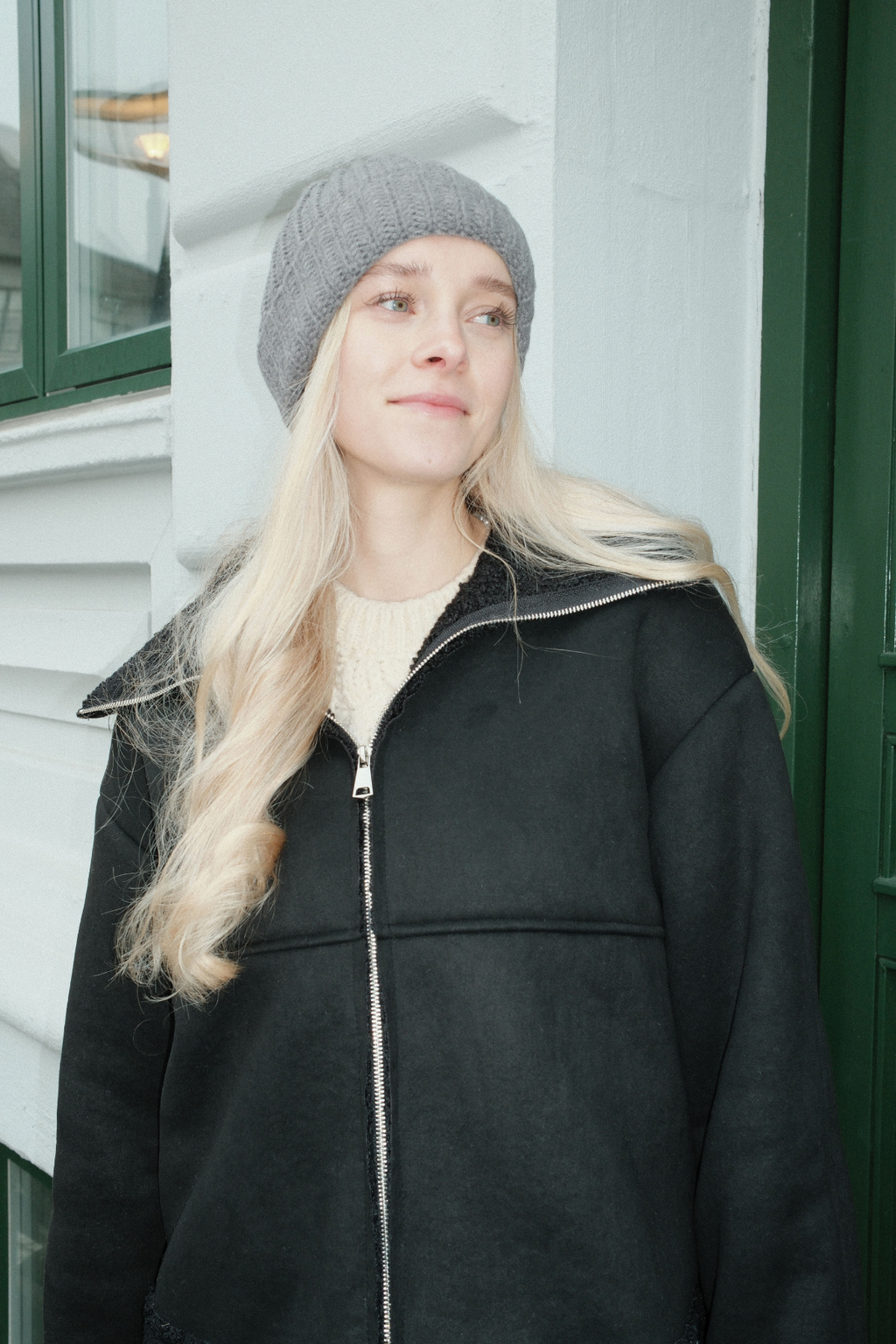 Megztinė kepurė su briaunomis - tamsiai pilka