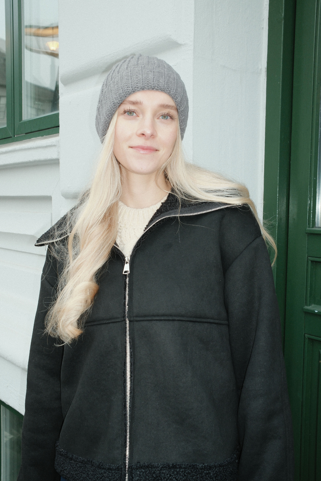 Megztinė kepurė su briaunomis - tamsiai pilka