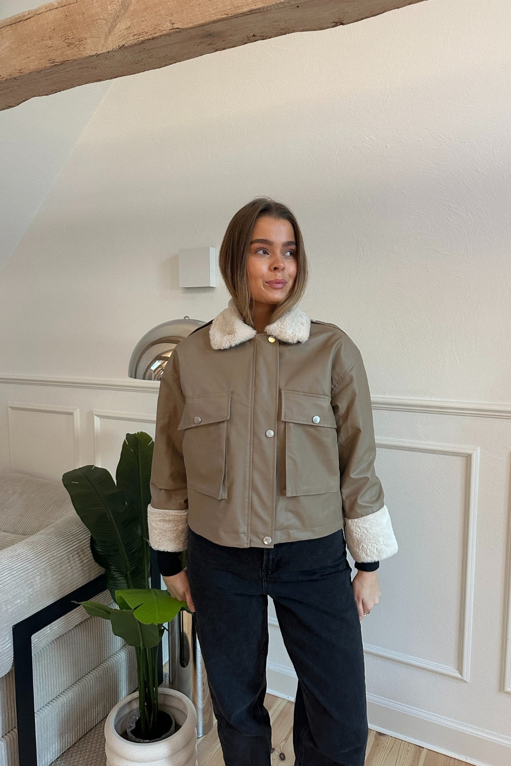 Dirbtinės odos kirpimo striukė - smėlio spalvos