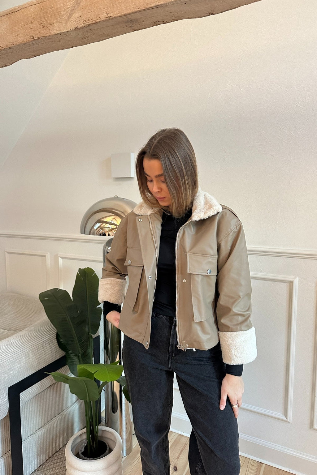 Dirbtinės odos kirpimo striukė - smėlio spalvos