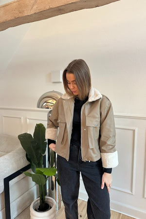 Dirbtinės odos kirpimo striukė - smėlio spalvos