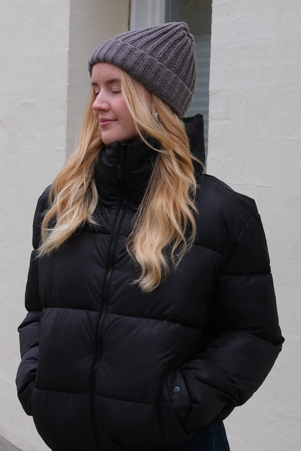 Megztinė kepurė su briaunomis - tamsiai pilka