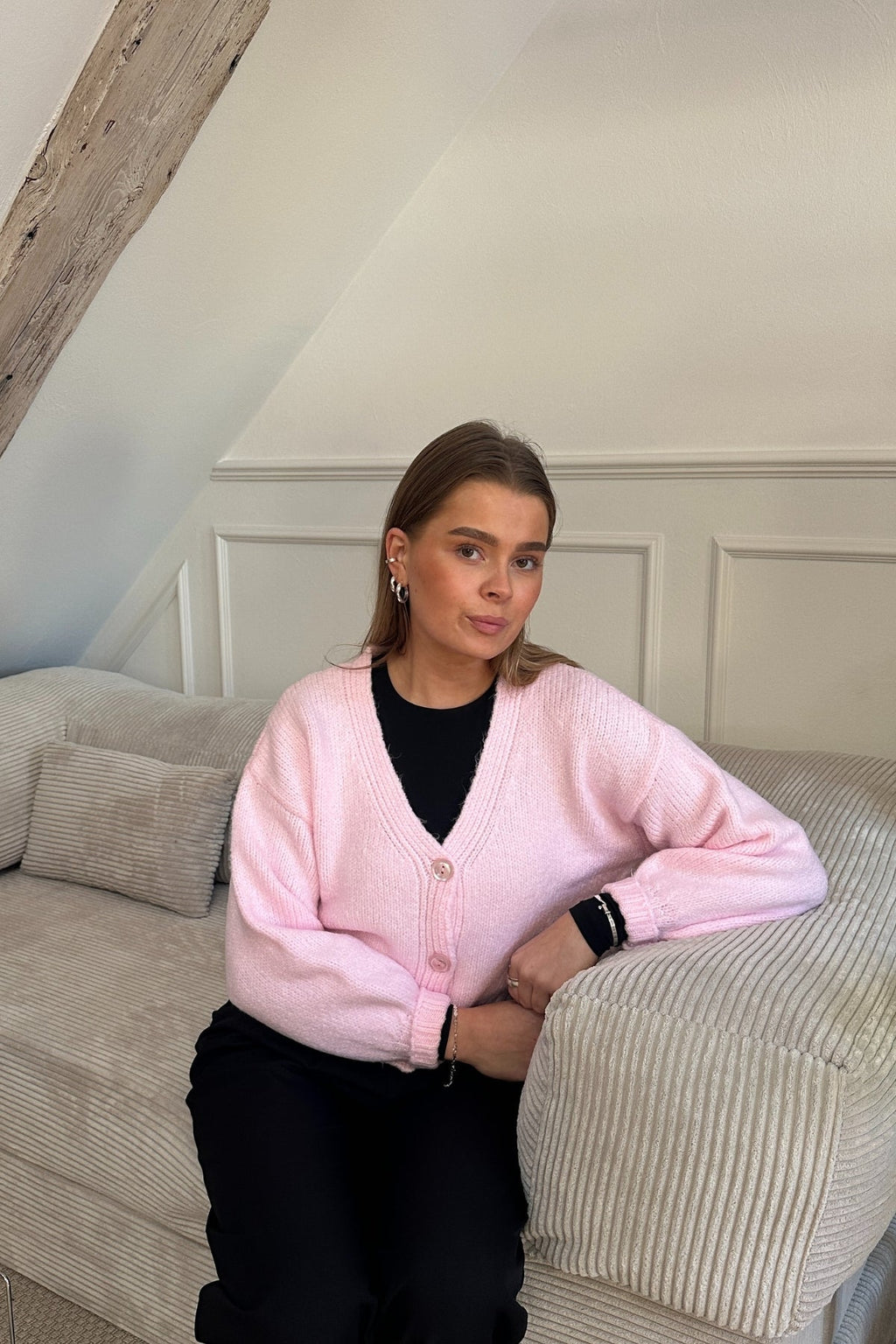 V formos kaklo megztinis – rožinis