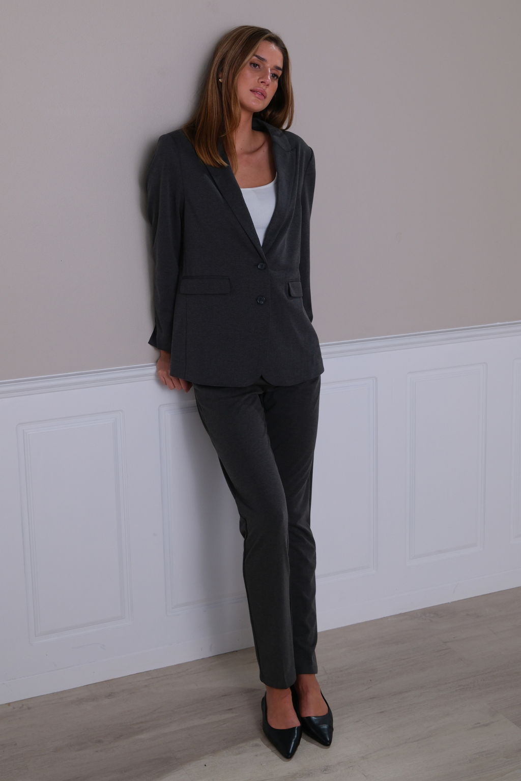 Performance Moteriškas kostiumas (tamsiai pilkas) – pasiūlymas