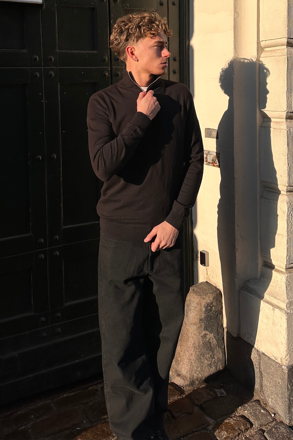 Megztinis su pusiau užtrauktuku - Juodas