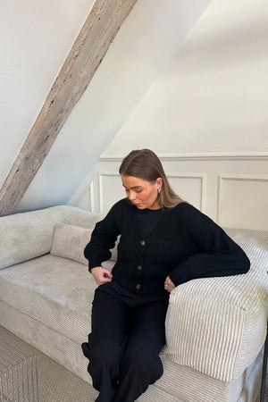 V formos kaklo megztinis – juodas