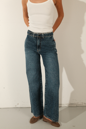 „Amalia Jeans“ - vidutiniškai mėlyna spalva