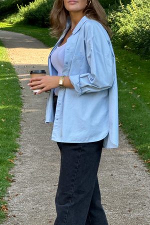 Atsipalaidavę marškinėliai - šviesiai mėlyna