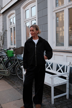 Ines Trumpas striukė – juoda