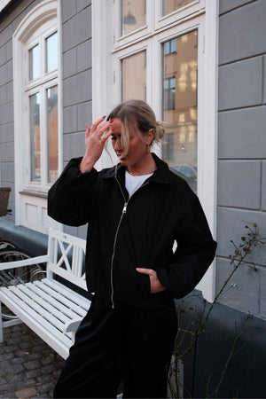 Ines Trumpas striukė – juoda