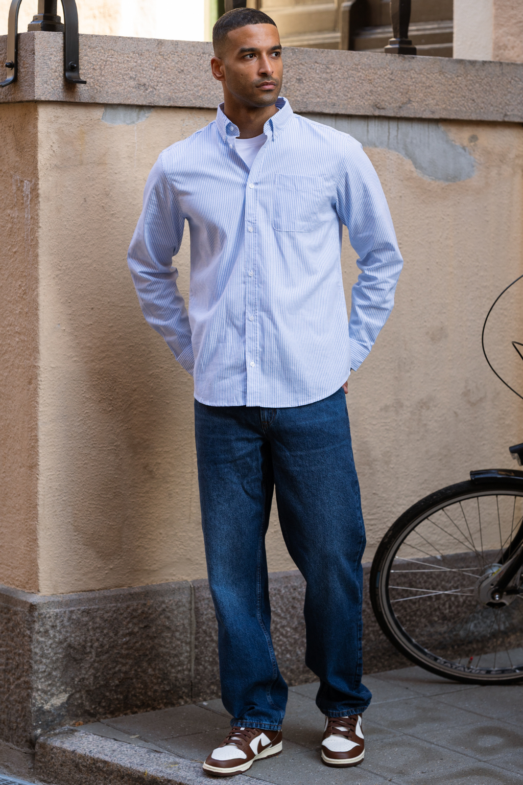 Atsipalaidavę džinsai - tamsiai mėlynas džinsinis audinys