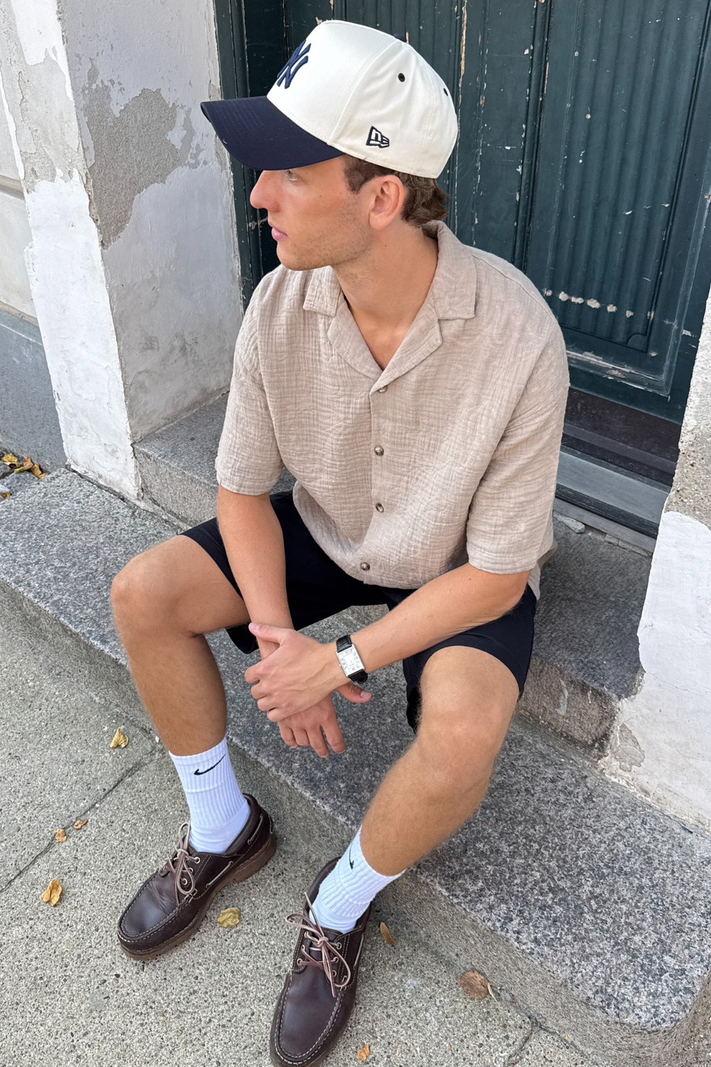 Trumpos rankovių marškinėliai - smėlis