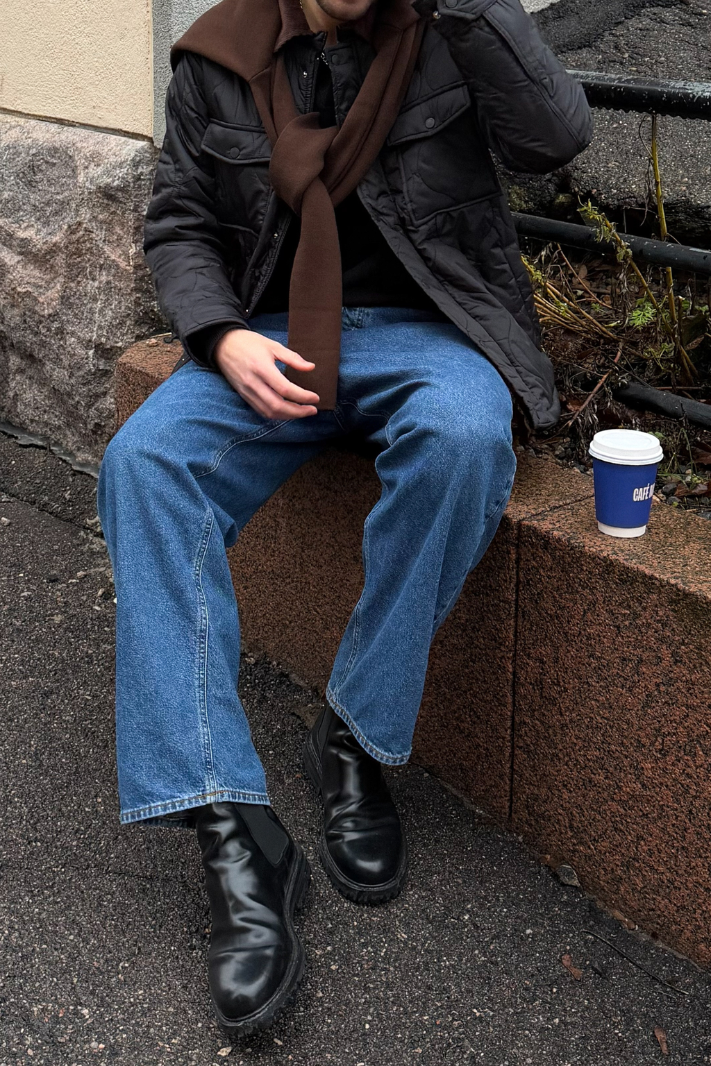 Atsipalaidavę džinsai - tamsiai mėlynas džinsinis audinys