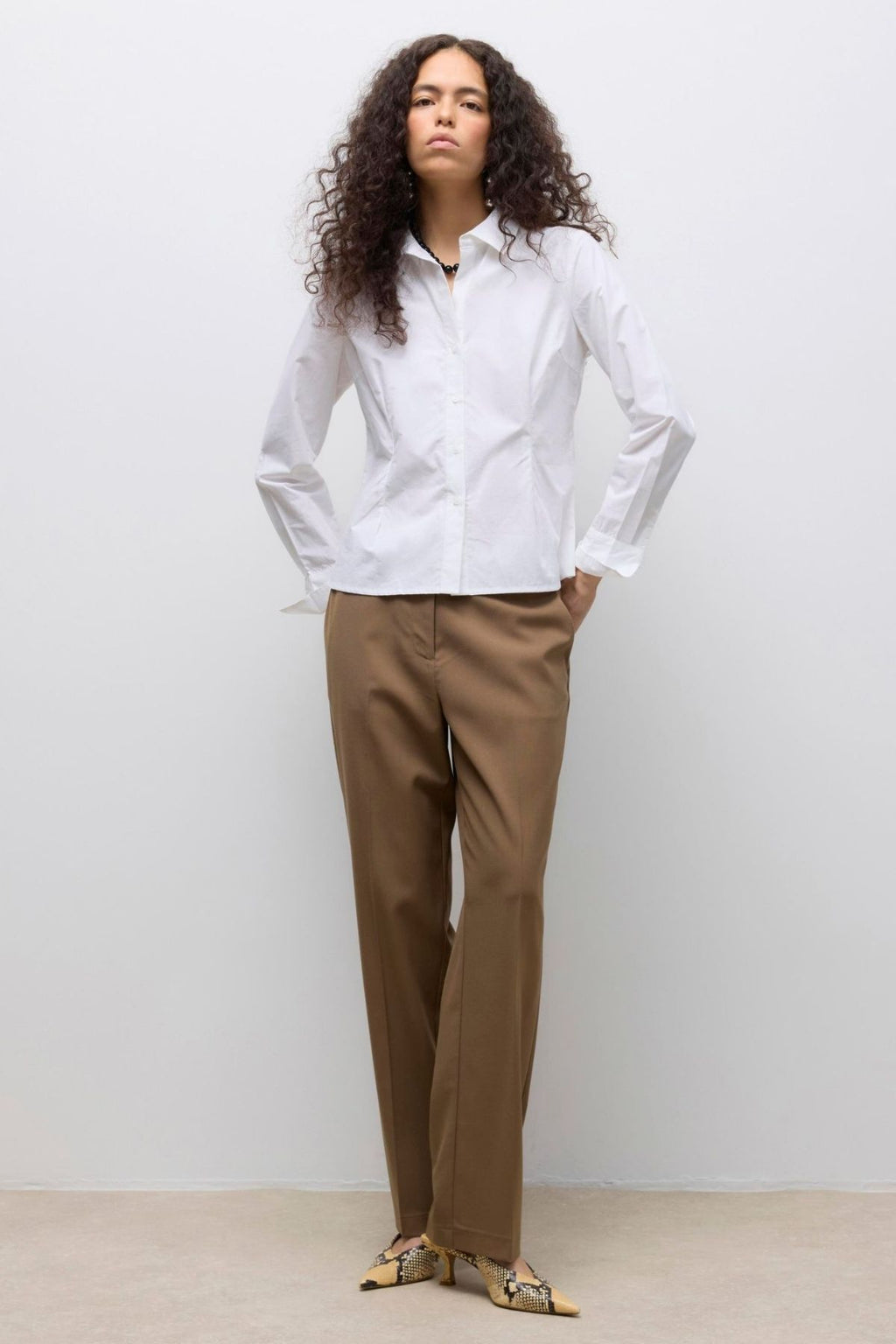 UMS V formos kaklo marškinėliai - ryškiai balti