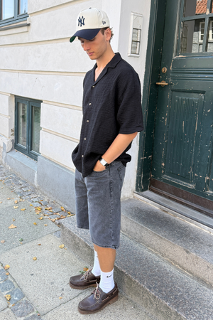 Trumpos rankovių marškinėliai - juodi