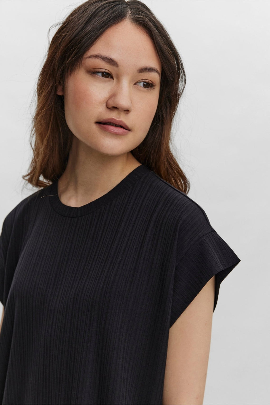 „Phoenixy Cap“ rankovių blauzdos suknelė - juoda