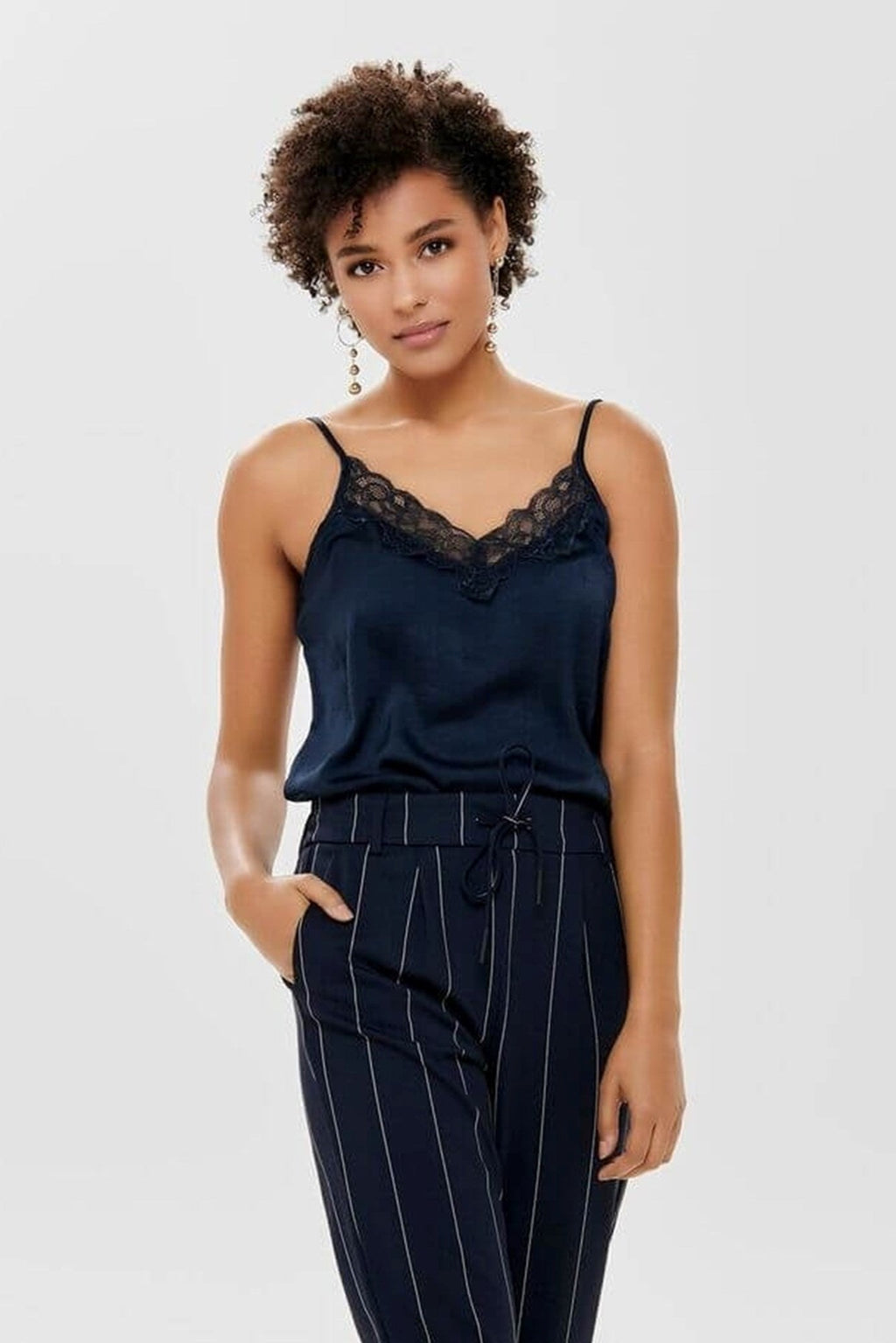 Viršutinė dalis su nėrinių detalėmis - Sky Capstain