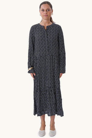 Anna ilgomis rankovėmis suknelė - juoda