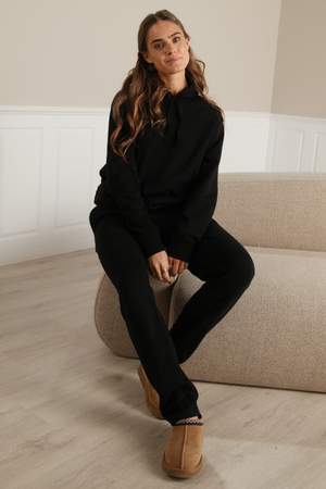 Essential megztinis su gobtuvu moterims – juodas