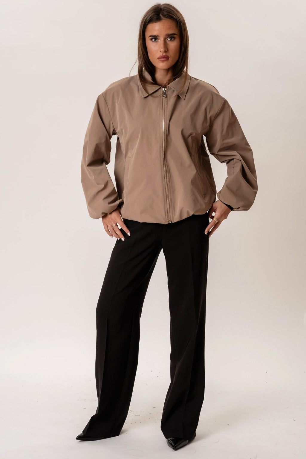 Ines Trumpas striukė - Camel