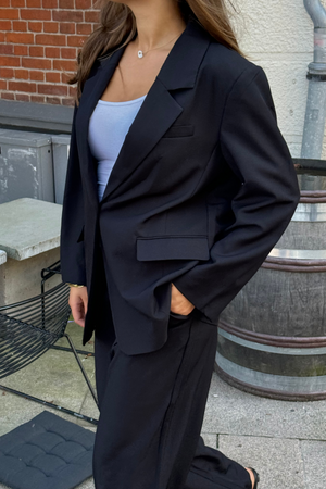 Negabaritinis kostiumas (juodas) - pakuotės sandoris