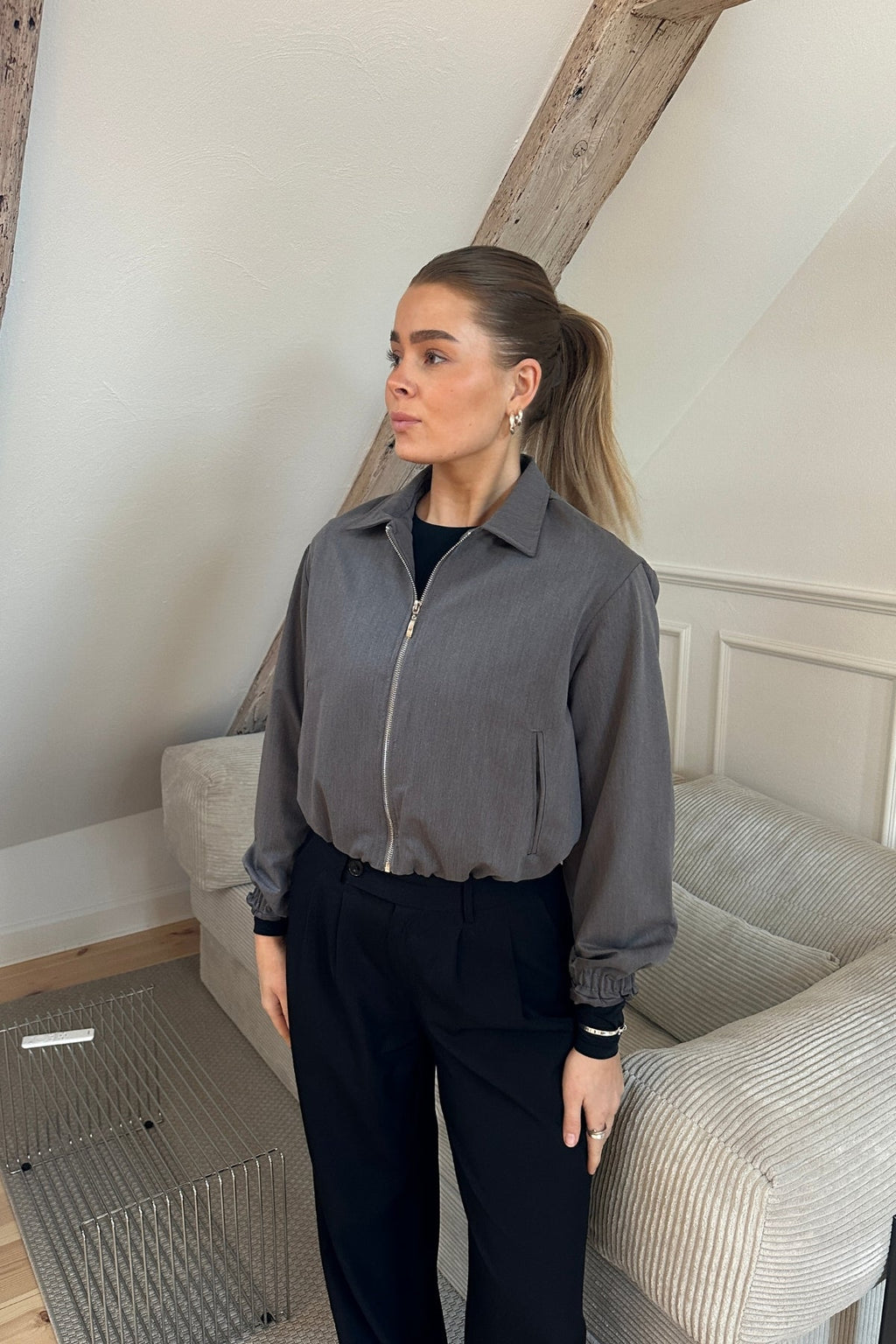 Kylie trumpas striukė – pilka