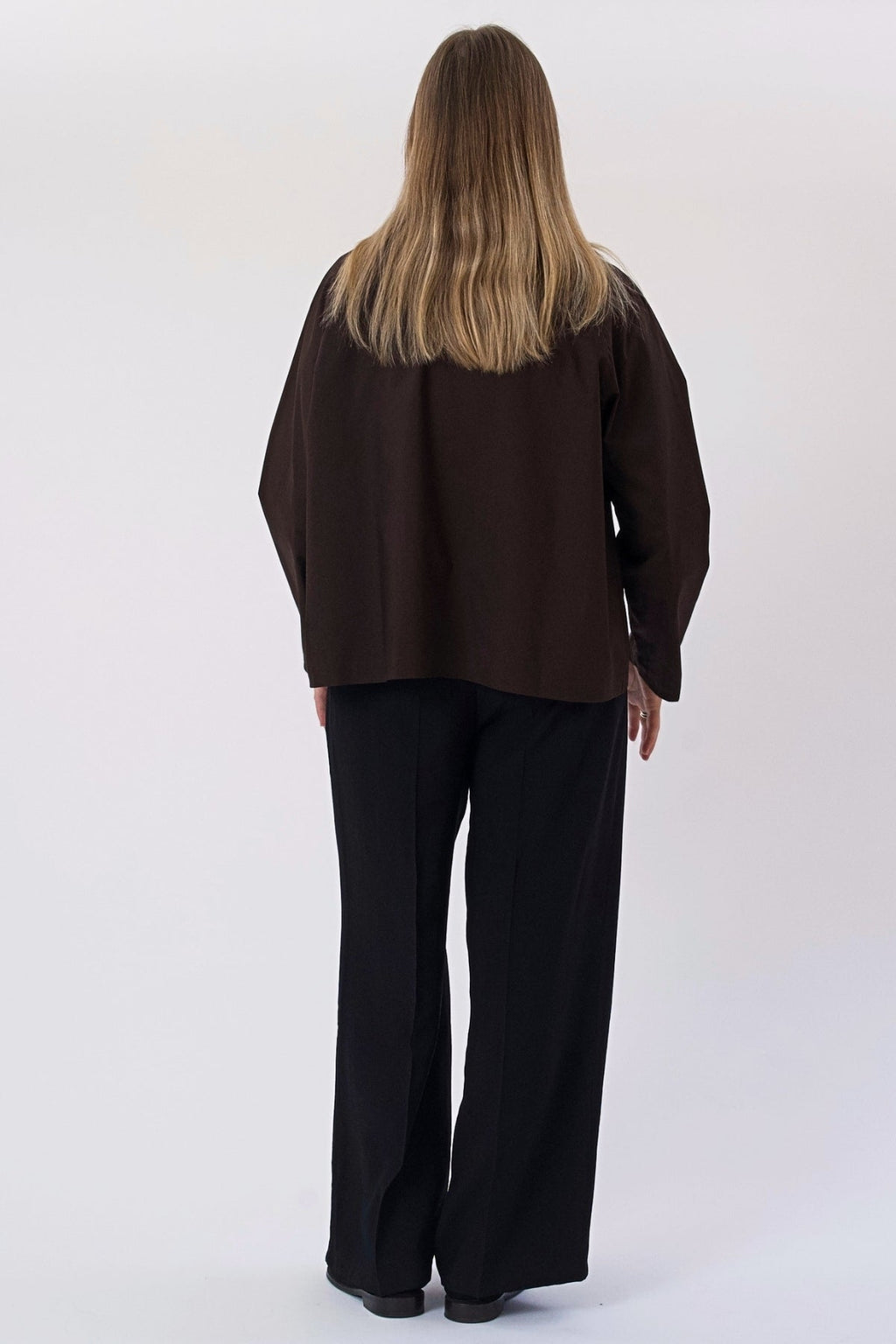 Mavis trumpa striukė – tamsiai ruda