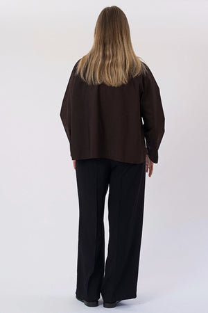 Mavis trumpa striukė – tamsiai ruda