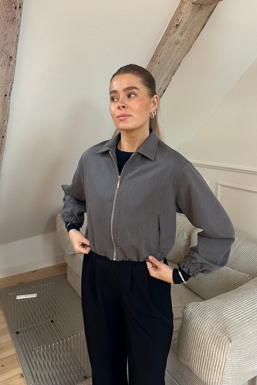 Kylie trumpas striukė – pilka