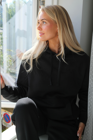 Essential megztinis su gobtuvu moterims – juodas