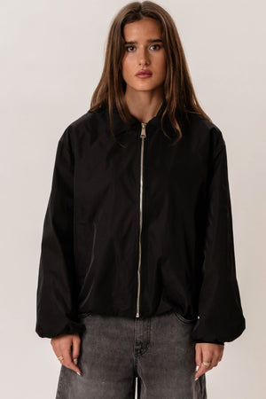 Ines Trumpas striukė – juoda