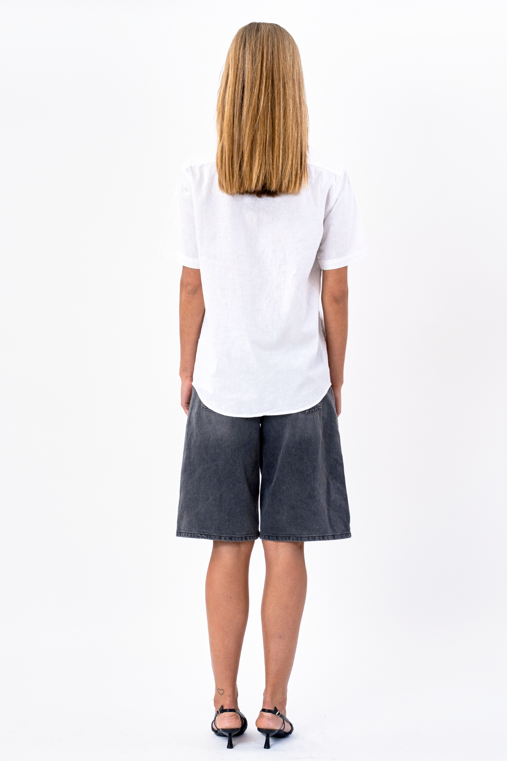 Trumpų rankovių lininiai marškiniai - balti