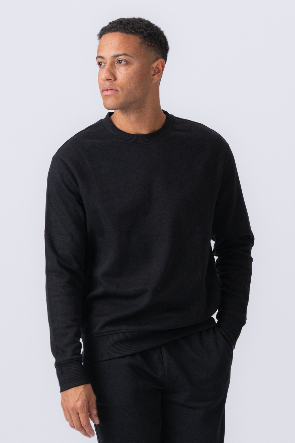 Essential Crewneck – juodas