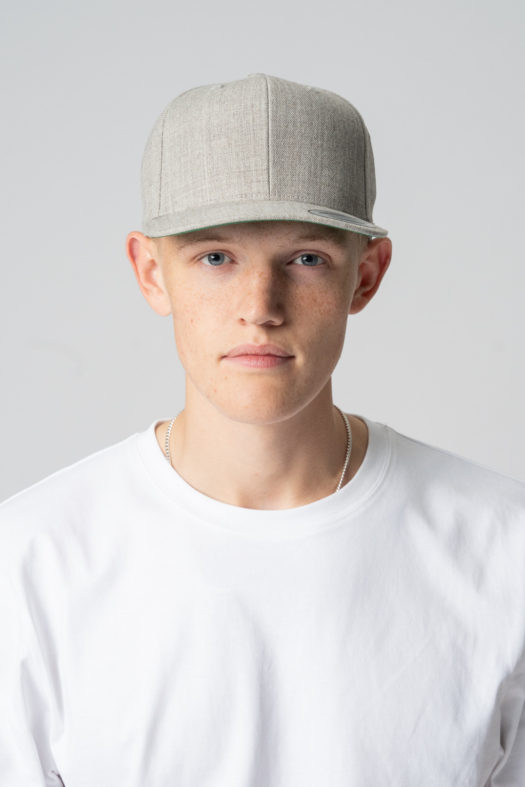 „Snapback“ - šviesiai pilka