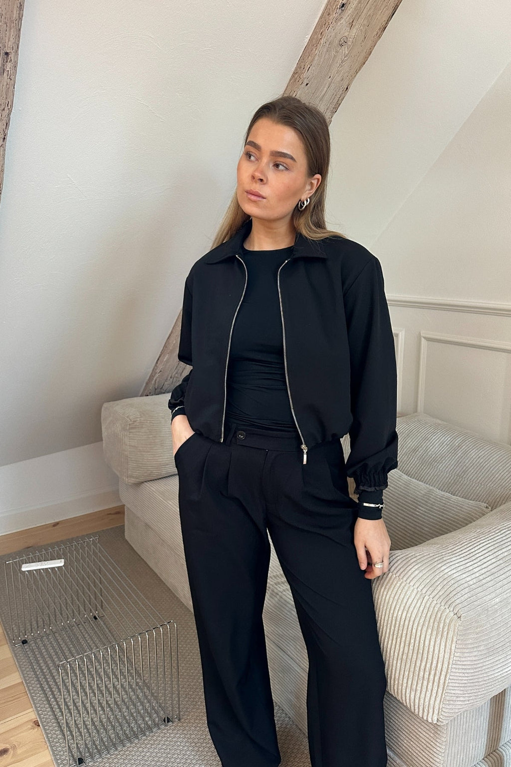 Kylie trumpa striukė – juoda