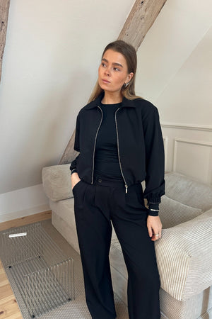 Kylie trumpa striukė – juoda