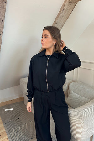 Kylie trumpa striukė – juoda