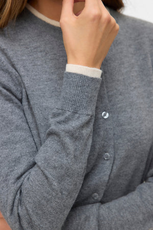 Nuostabus megztinis su O formos kakleliu - Vidutinio pilko melanžo w. Beržas