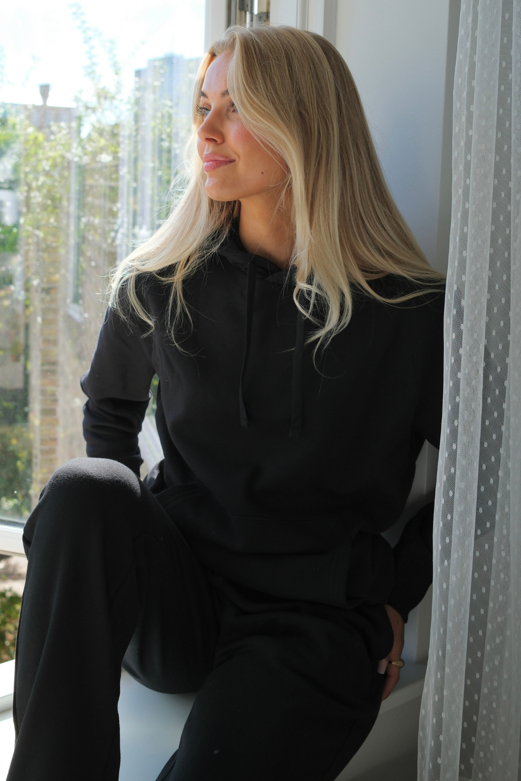 Essential Hoodie - juodas