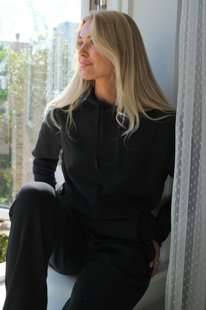 Essential Hoodie - juodas