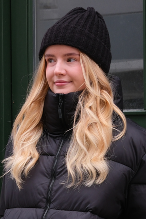 Megztinė kepurė su šonkauliais - Juoda