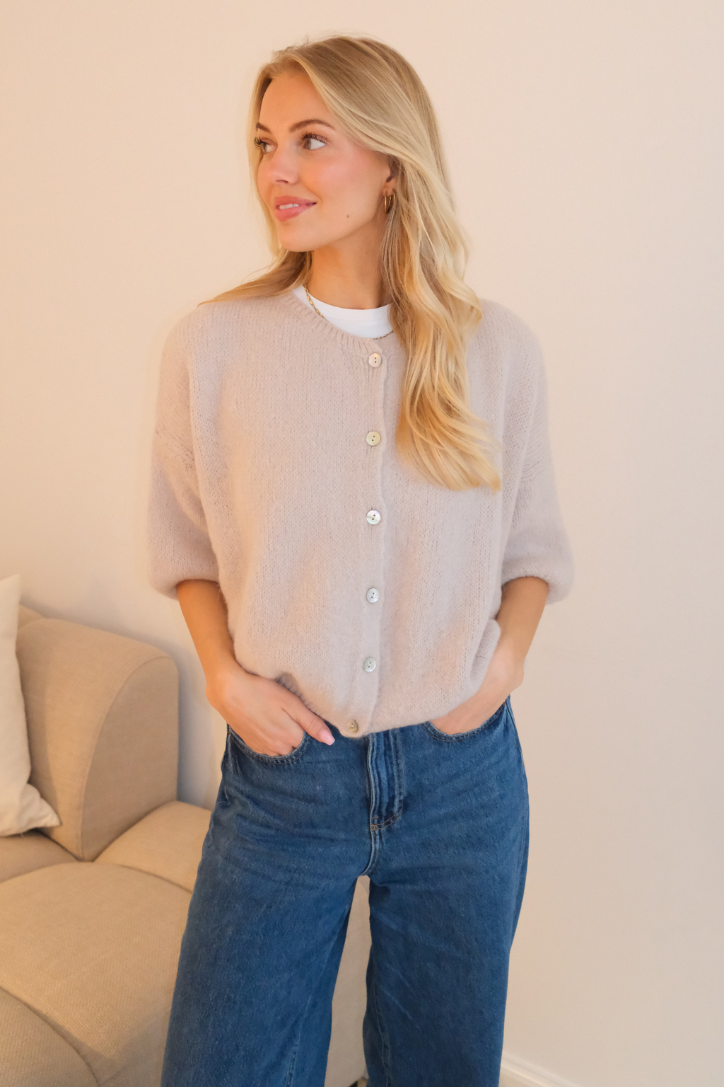 Marijos trumpomis rankovėmis mezginys – smėlio spalvos