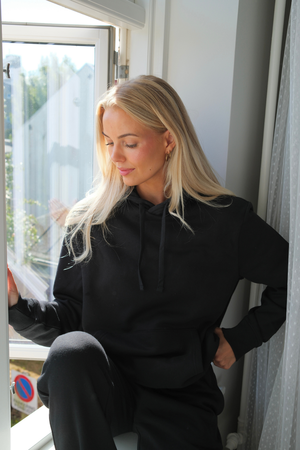 Essential Hoodie - juodas