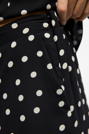 „Gina Pant“ - juodi taškai