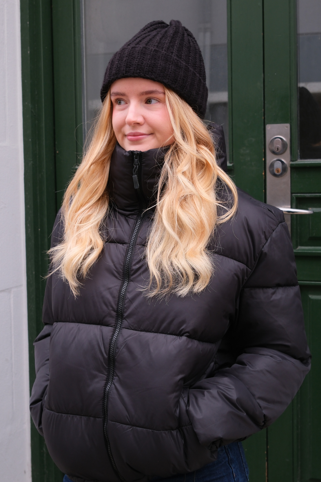 Megztinė kepurė su šonkauliais - Juoda