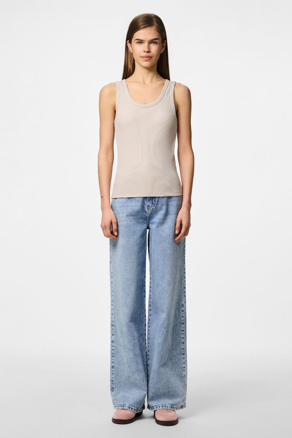 Gegužės tanko viršus - sidabriškai pilka